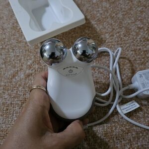 White NUFACE MINI W CHARGER IN EXCELLENT CONDITION